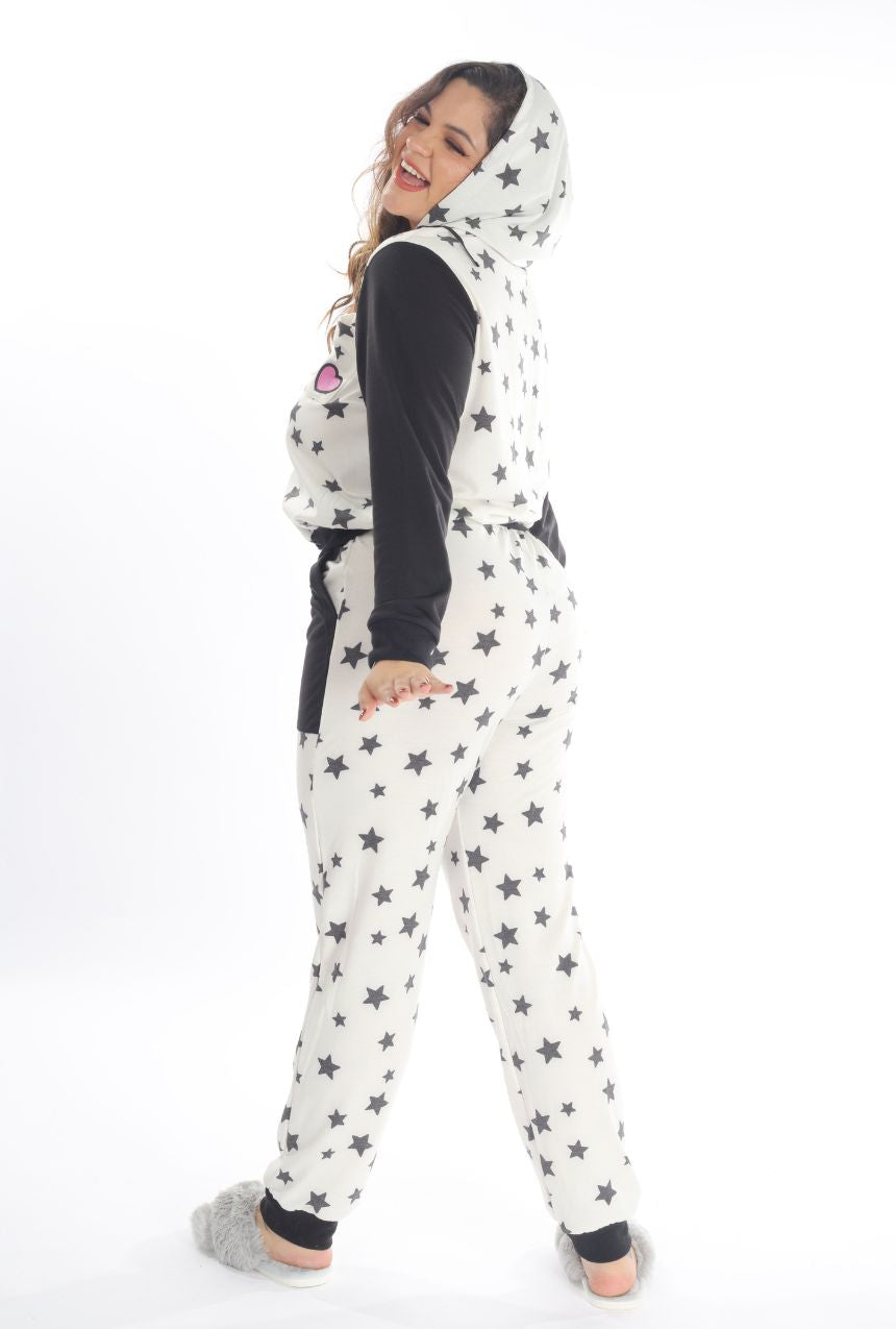 La pijama pants y sudadera blanca con estrellas de Hello Kitty combina comodidad y estilo en un diseño único. Su suave tela es ideal para mantenerte cálida y relajada, mientras el estampado de estrellas y el icónico Hello Kitty añaden un toque adorable y moderno. Este conjunto es perfecto para descansar en casa o dormir con total comodidad, sin perder un estilo encantador.