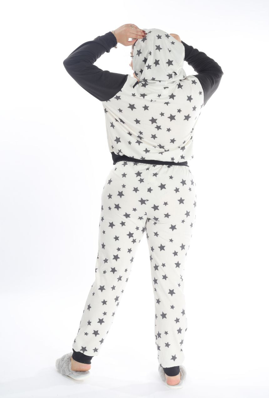 La pijama pants y sudadera blanca con estrellas de Hello Kitty combina comodidad y estilo en un diseño único. Su suave tela es ideal para mantenerte cálida y relajada, mientras el estampado de estrellas y el icónico Hello Kitty añaden un toque adorable y moderno. Este conjunto es perfecto para descansar en casa o dormir con total comodidad, sin perder un estilo encantador.