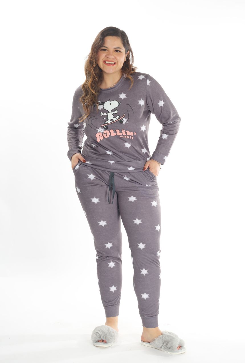 La pijama pants y sudadera gris con estrellas de Snoopy es ideal para quienes buscan relajarse con estilo. Este conjunto incluye unos pants suaves y una sudadera ligera, perfectos para mantenerte cómoda en noches frescas o momentos de descanso en casa. El diseño con estrellas y Snoopy le da un toque divertido y único, ideal para fans del icónico personaje.