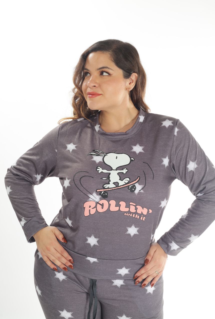 La pijama pants y sudadera gris con estrellas de Snoopy es ideal para quienes buscan relajarse con estilo. Este conjunto incluye unos pants suaves y una sudadera ligera, perfectos para mantenerte cómoda en noches frescas o momentos de descanso en casa. El diseño con estrellas y Snoopy le da un toque divertido y único, ideal para fans del icónico personaje.