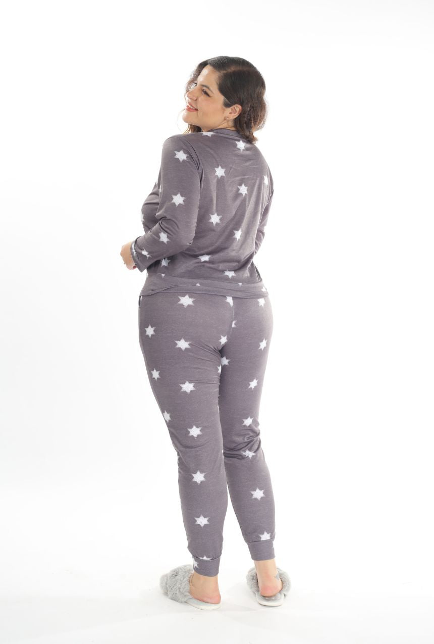 La pijama pants y sudadera gris con estrellas de Snoopy es ideal para quienes buscan relajarse con estilo. Este conjunto incluye unos pants suaves y una sudadera ligera, perfectos para mantenerte cómoda en noches frescas o momentos de descanso en casa. El diseño con estrellas y Snoopy le da un toque divertido y único, ideal para fans del icónico personaje.