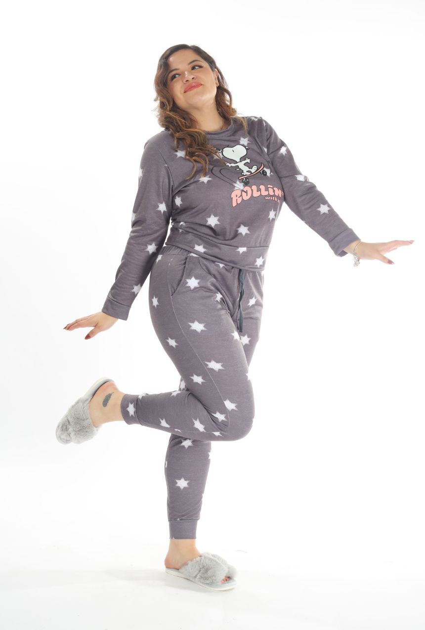 La pijama pants y sudadera gris con estrellas de Snoopy es ideal para quienes buscan relajarse con estilo. Este conjunto incluye unos pants suaves y una sudadera ligera, perfectos para mantenerte cómoda en noches frescas o momentos de descanso en casa. El diseño con estrellas y Snoopy le da un toque divertido y único, ideal para fans del icónico personaje.