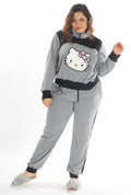 La pijama pants y sudadera gris con negro de Hello Kitty es la combinación perfecta de confort y estilo moderno. Este conjunto incluye pants suaves y una sudadera ligera, ambos en tonos gris y negro, adornados con el icónico diseño de Hello Kitty. Ideal para noches relajadas o días de descanso en casa, esta pijama es práctica, acogedora y llena de personalidad.