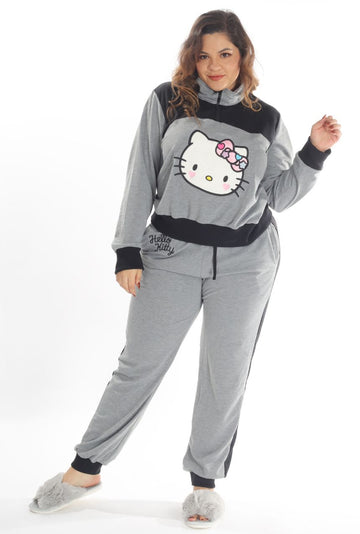 La pijama pants y sudadera gris con negro de Hello Kitty es la combinación perfecta de confort y estilo moderno. Este conjunto incluye pants suaves y una sudadera ligera, ambos en tonos gris y negro, adornados con el icónico diseño de Hello Kitty. Ideal para noches relajadas o días de descanso en casa, esta pijama es práctica, acogedora y llena de personalidad.