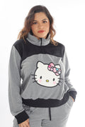 La pijama pants y sudadera gris con negro de Hello Kitty es la combinación perfecta de confort y estilo moderno. Este conjunto incluye pants suaves y una sudadera ligera, ambos en tonos gris y negro, adornados con el icónico diseño de Hello Kitty. Ideal para noches relajadas o días de descanso en casa, esta pijama es práctica, acogedora y llena de personalidad.