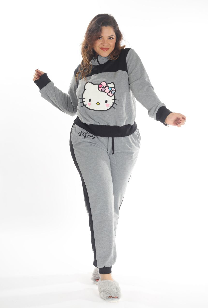 La pijama pants y sudadera gris con negro de Hello Kitty es la combinación perfecta de confort y estilo moderno. Este conjunto incluye pants suaves y una sudadera ligera, ambos en tonos gris y negro, adornados con el icónico diseño de Hello Kitty. Ideal para noches relajadas o días de descanso en casa, esta pijama es práctica, acogedora y llena de personalidad.