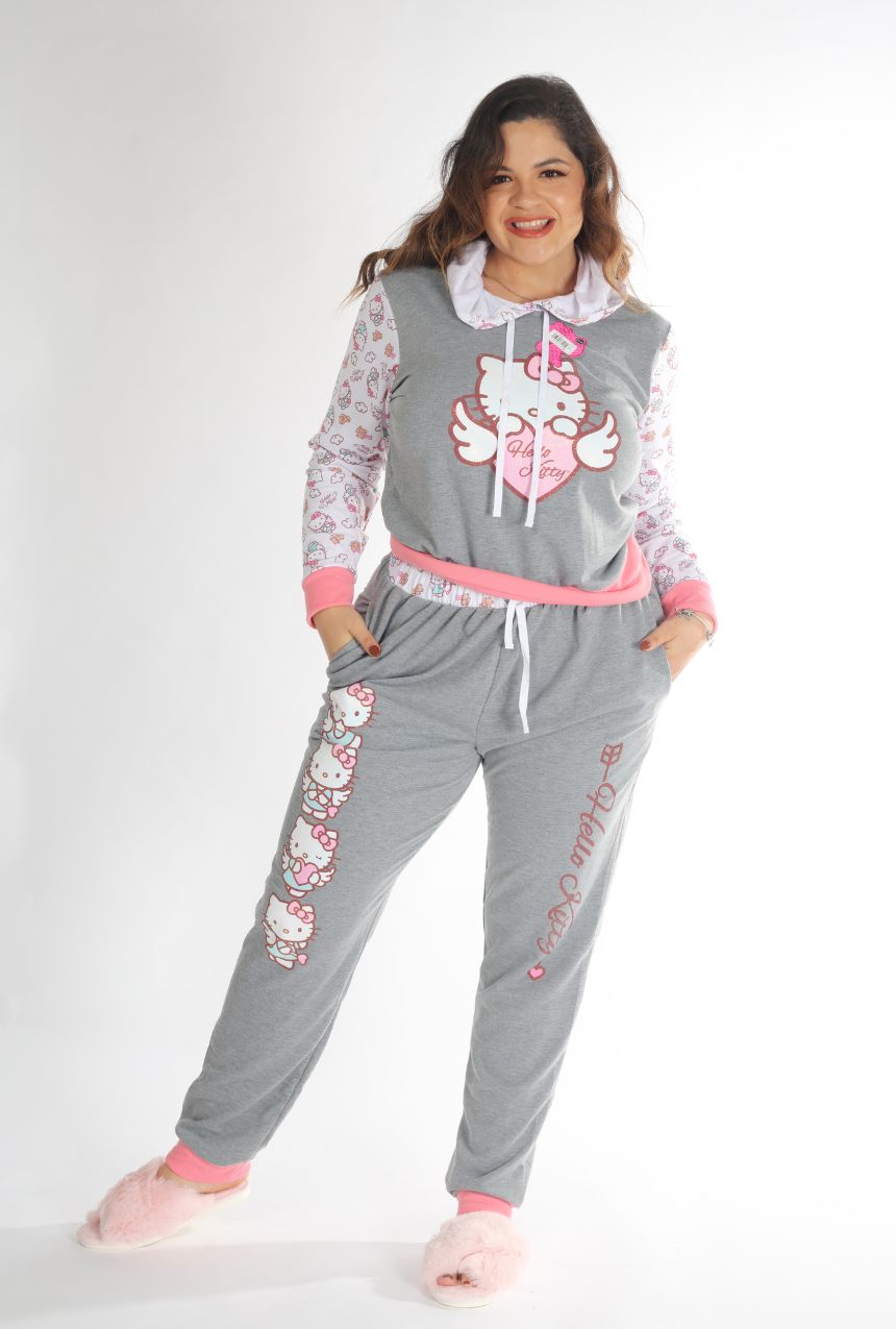 La pijama pants y sudadera gris con rosa de Hello Kitty cupido es ideal para quienes buscan comodidad y un diseño encantador. Este conjunto incluye unos pants suaves y una sudadera acogedora con detalles en gris y rosa, adornados con Hello Kitty en su versión más tierna y romántica como cupido. Perfecta para relajarte en casa o disfrutar de noches acogedoras con estilo.