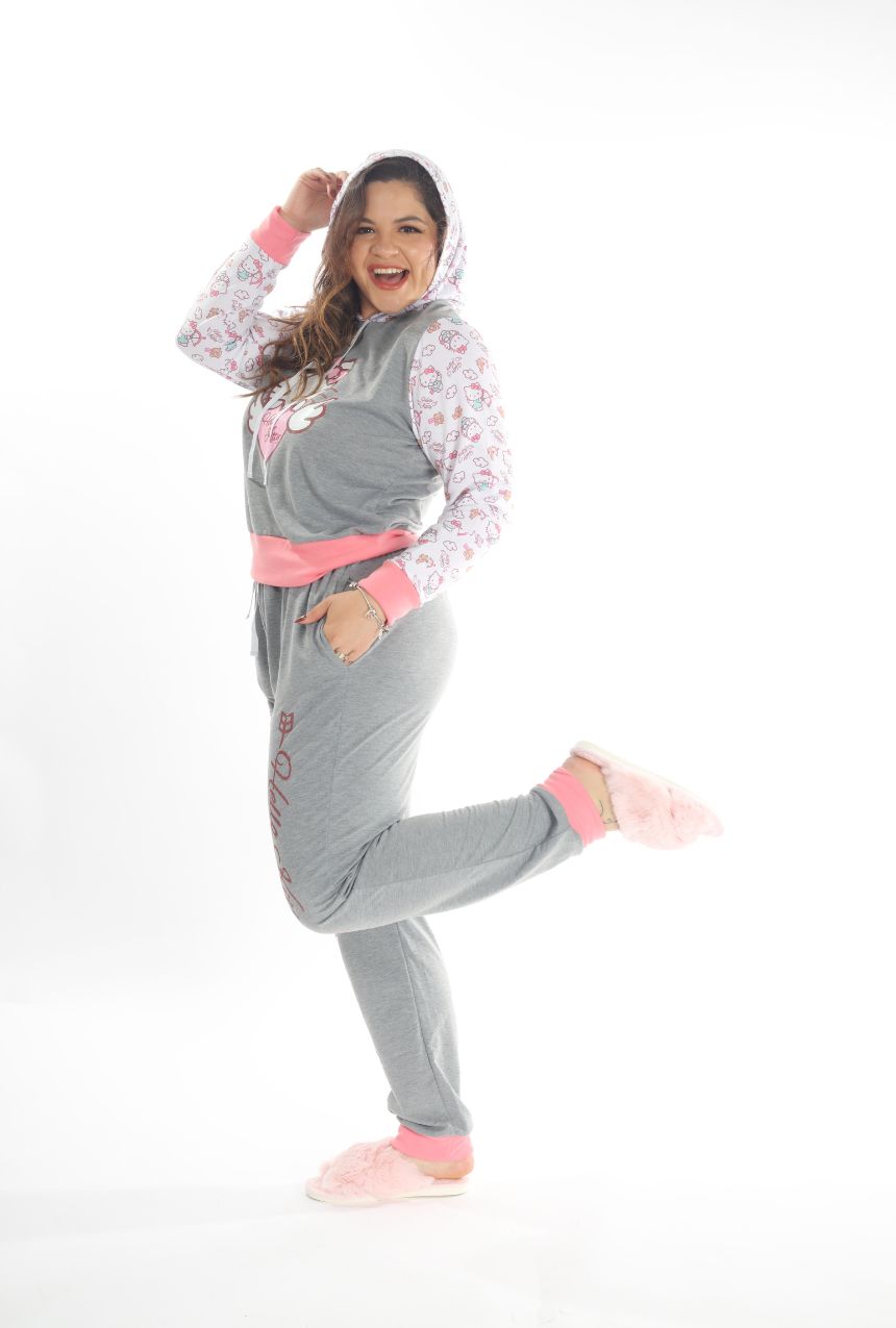 La pijama pants y sudadera gris con rosa de Hello Kitty cupido es ideal para quienes buscan comodidad y un diseño encantador. Este conjunto incluye unos pants suaves y una sudadera acogedora con detalles en gris y rosa, adornados con Hello Kitty en su versión más tierna y romántica como cupido. Perfecta para relajarte en casa o disfrutar de noches acogedoras con estilo.
