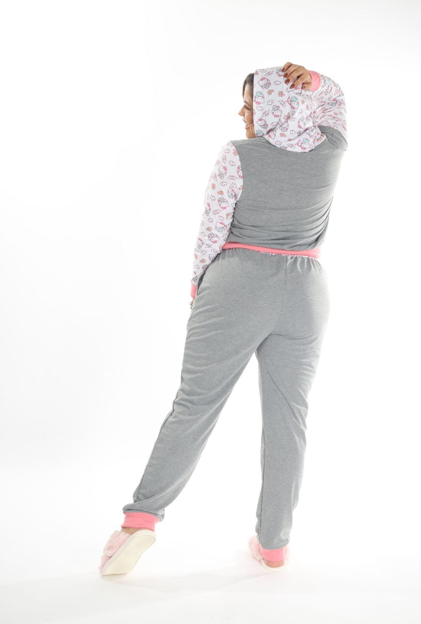 La pijama pants y sudadera gris con rosa de Hello Kitty cupido es ideal para quienes buscan comodidad y un diseño encantador. Este conjunto incluye unos pants suaves y una sudadera acogedora con detalles en gris y rosa, adornados con Hello Kitty en su versión más tierna y romántica como cupido. Perfecta para relajarte en casa o disfrutar de noches acogedoras con estilo.