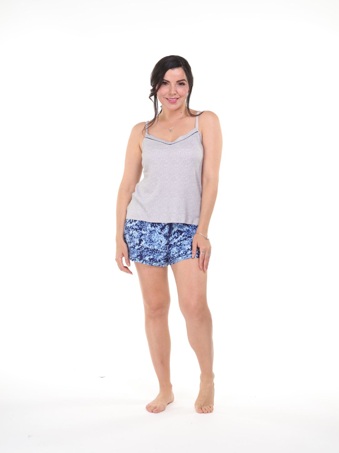 Pijama short azul flores y camisa sin manga gris