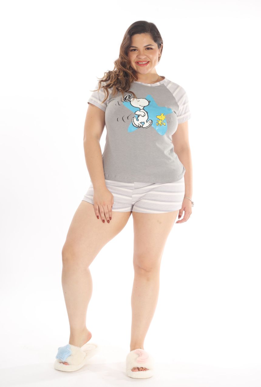 La pijama short con playera manga corta gris de Snoopy y Woodstock es perfecta para quienes buscan comodidad con un diseño encantador. Confeccionada con materiales suaves y ligeros, este conjunto incluye un short fresco y una playera de manga corta con un divertido diseño de Snoopy y Woodstock. Ideal para descansar o relajarte en casa con total confort y estilo.