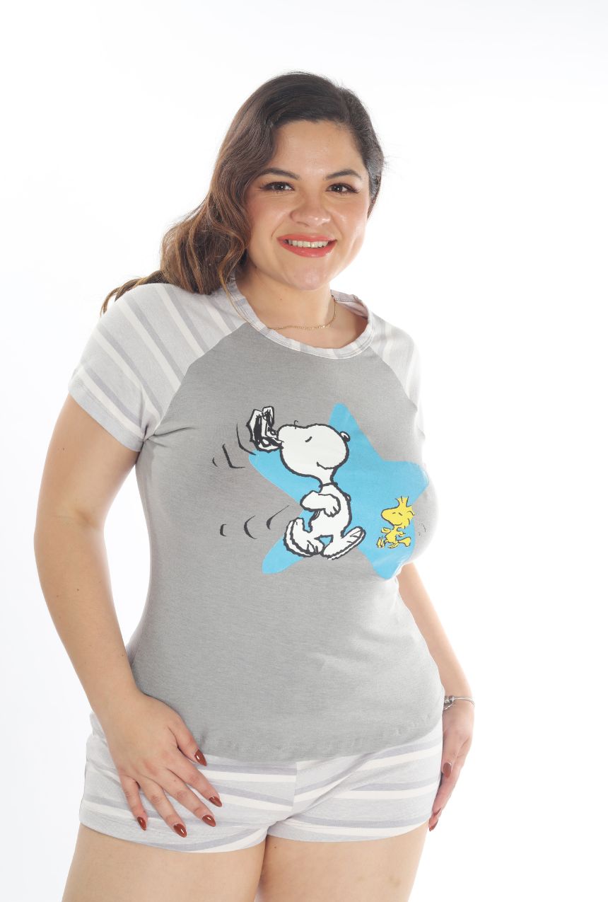 La pijama short con playera manga corta gris de Snoopy y Woodstock es perfecta para quienes buscan comodidad con un diseño encantador. Confeccionada con materiales suaves y ligeros, este conjunto incluye un short fresco y una playera de manga corta con un divertido diseño de Snoopy y Woodstock. Ideal para descansar o relajarte en casa con total confort y estilo.