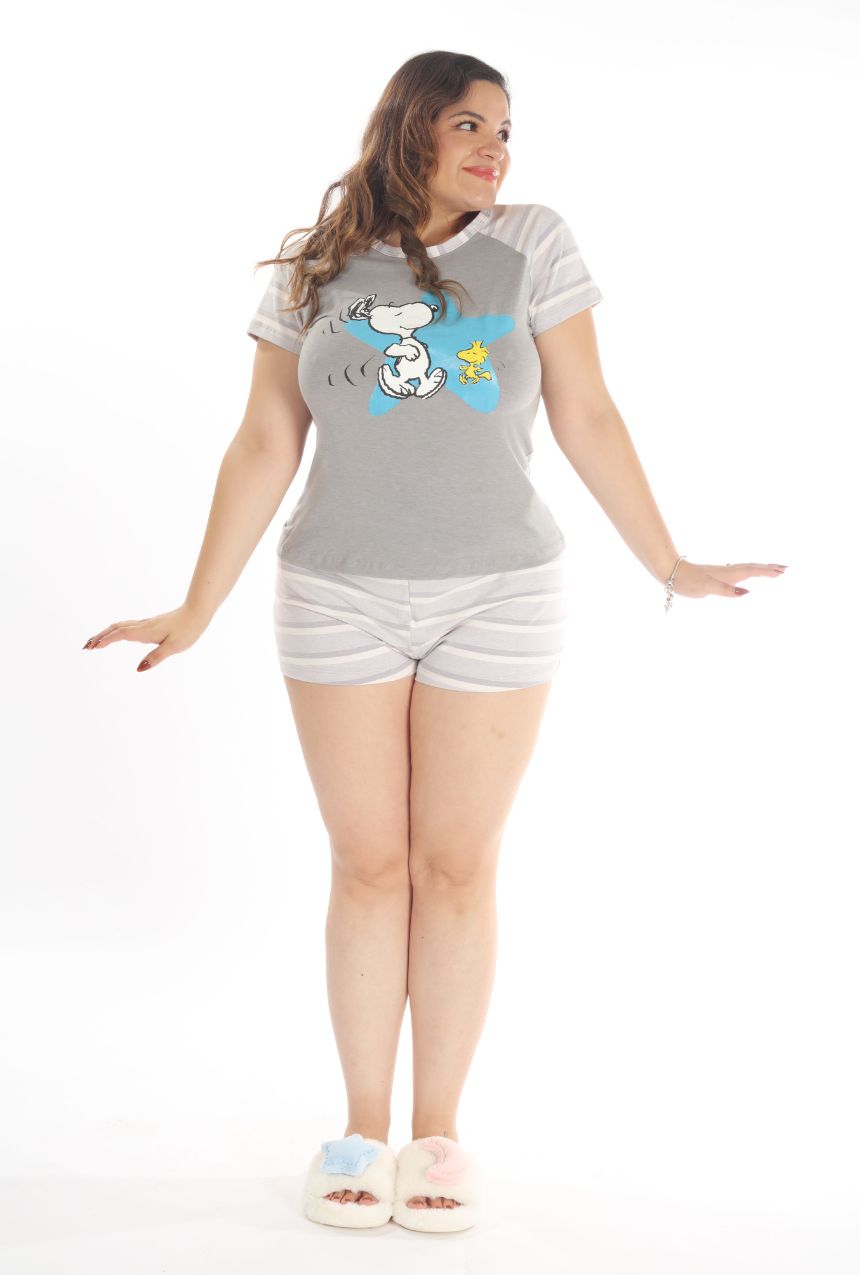La pijama short con playera manga corta gris de Snoopy y Woodstock es perfecta para quienes buscan comodidad con un diseño encantador. Confeccionada con materiales suaves y ligeros, este conjunto incluye un short fresco y una playera de manga corta con un divertido diseño de Snoopy y Woodstock. Ideal para descansar o relajarte en casa con total confort y estilo.