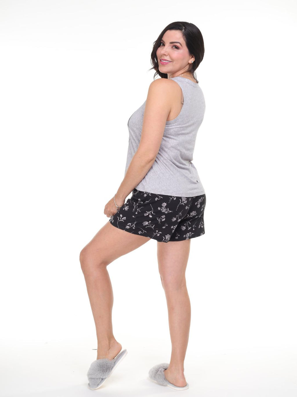 Pijama short ramas negro y camisa sin manga gris