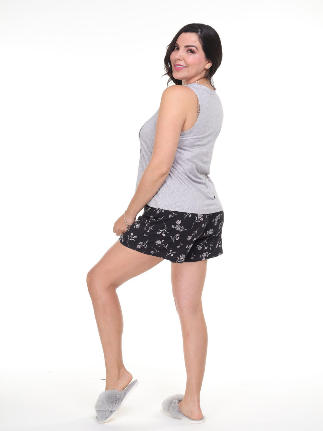 Pijama short ramas negro y camisa sin manga gris