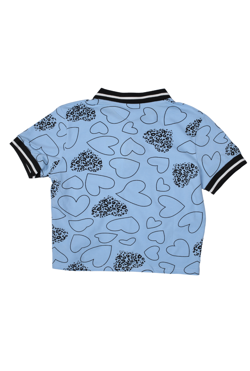 Playera tipo polo manga corta con estampado de corazones azul.
