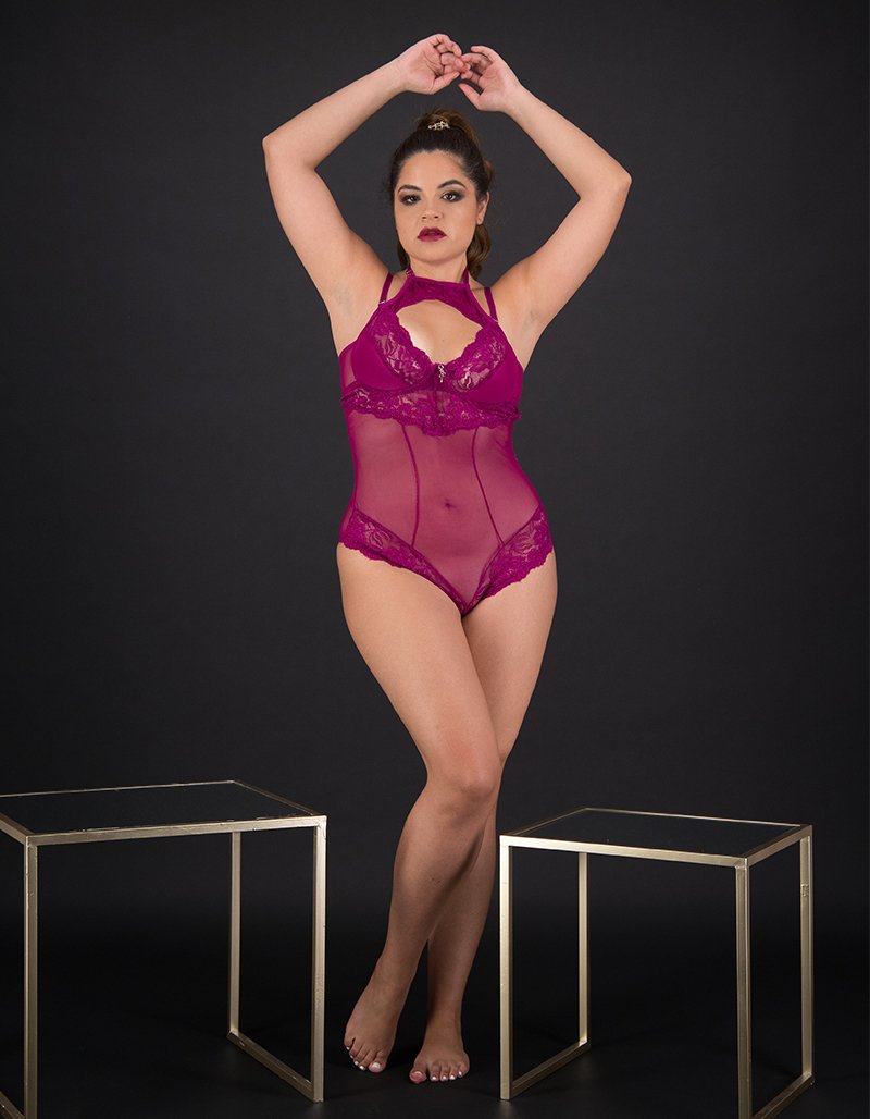 Body sin copas con varilla con detalles en encaje en copas.•