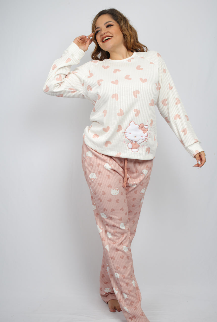 Pijama pantalón con playera manga larga con aplicación Hello Kitty.