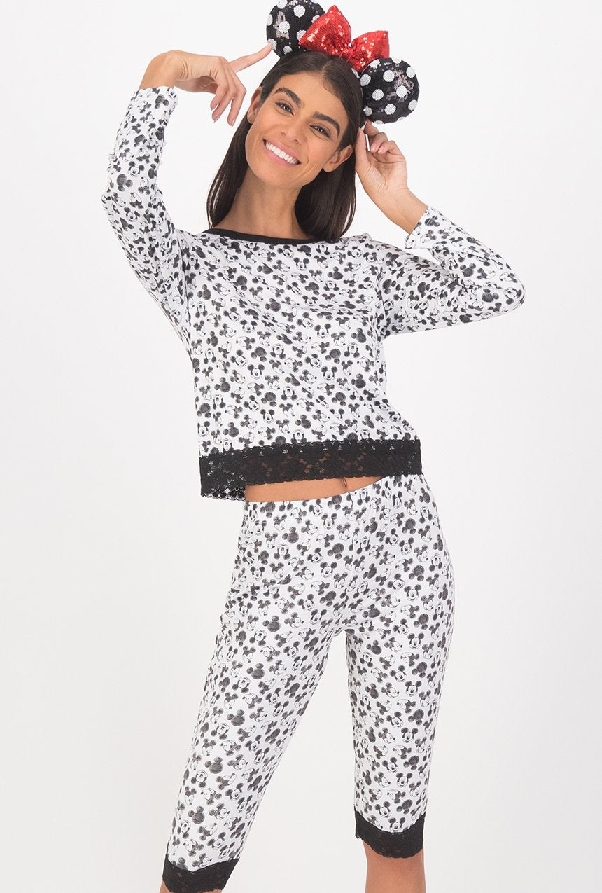 Pijama Pantalon capri con detalle de encaje en parte baja Mickey Mouse.•